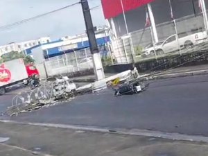 Carreta atinge fiação, deburra poste e motociclista pula para se salvar em Maceió