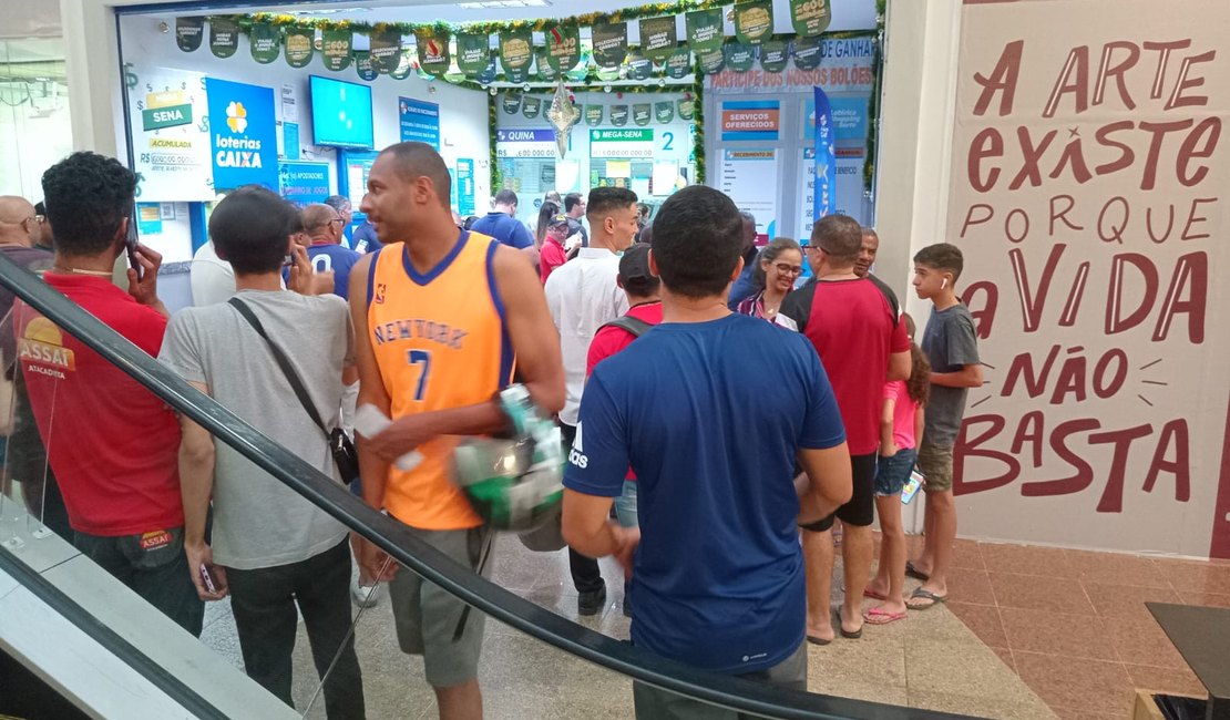 Em Arapiraca, apostadores enfrentam fila até o último minuto sonhando com a Mega da Virada