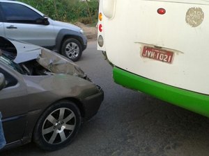 ?Engavetamento? de veículos causa lentidão no trânsito no bairro Guaribas