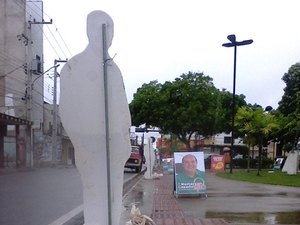 Placas com propagandas de candidatos continuam atrapalhando pedestres