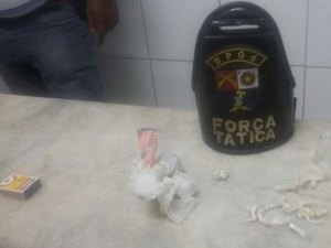 Jovens são presos com crack e maconha no Benedito Bentes