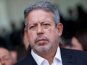 Lira se recupera de cirurgia e não vai à China com Lula