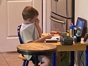 Foto viral de criança chorando em aula on-line expõe desafios da pandemia