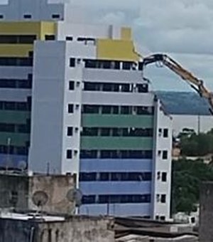 Vídeo registra máquina demolindo prédio abandonado no Pinheiro, em Maceió