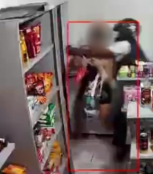 [Vídeo] Assaltante invade mercearia e rouba celular de mulher, em Maceió