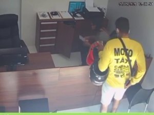 Após cerco da polícia, acusado de roubo se entrega à Delegacia