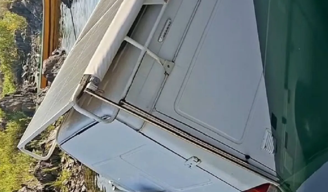 Motorhome desce ladeira e cai no Rio São Francisco em Piranhas