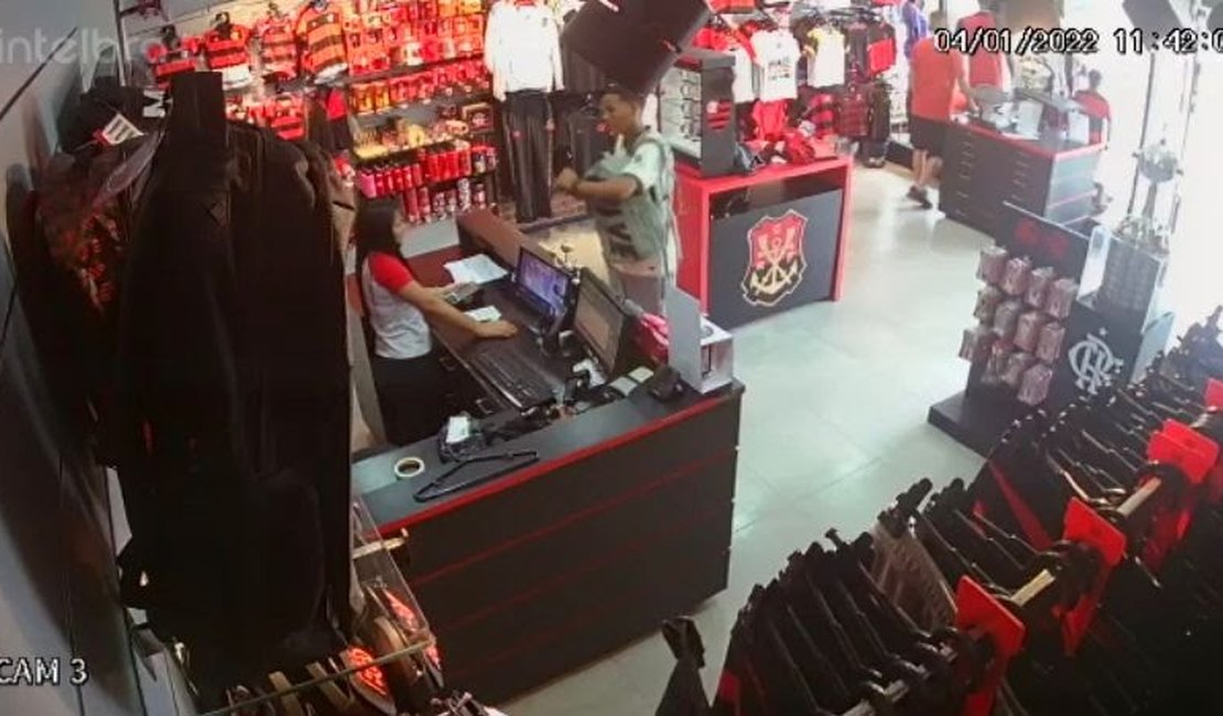 Vendedora desmaia após ter arma apontada por assaltante durante roubo a loja de produtos do Flamengo