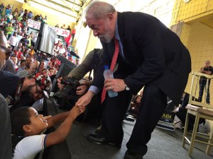 [Vídeo] Ex-presidente Lula é ovacionado em sua chegada a Arapiraca