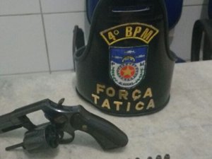 Jovem é preso e arma de fogo é apreendida durante abordagem policial