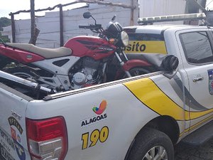Jovem de 18 anos é preso com motocicleta roubada, no Benedito Bentes