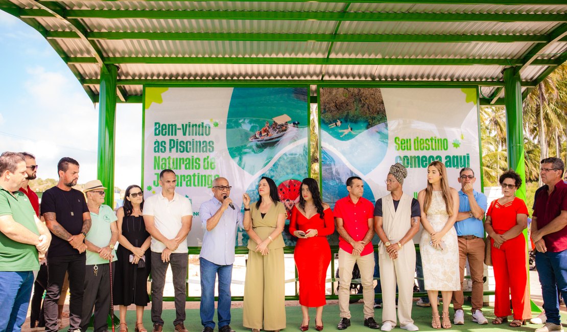 Prefeitura de Japaratinga inaugura modernos pontos de ônibus na cidade