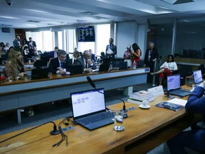 Senadores discutem ritmo de tramitação da PEC do fim da escala 6x1