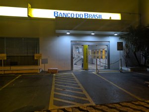 Grupo invade agência e explode caixas eletrônicos do BB