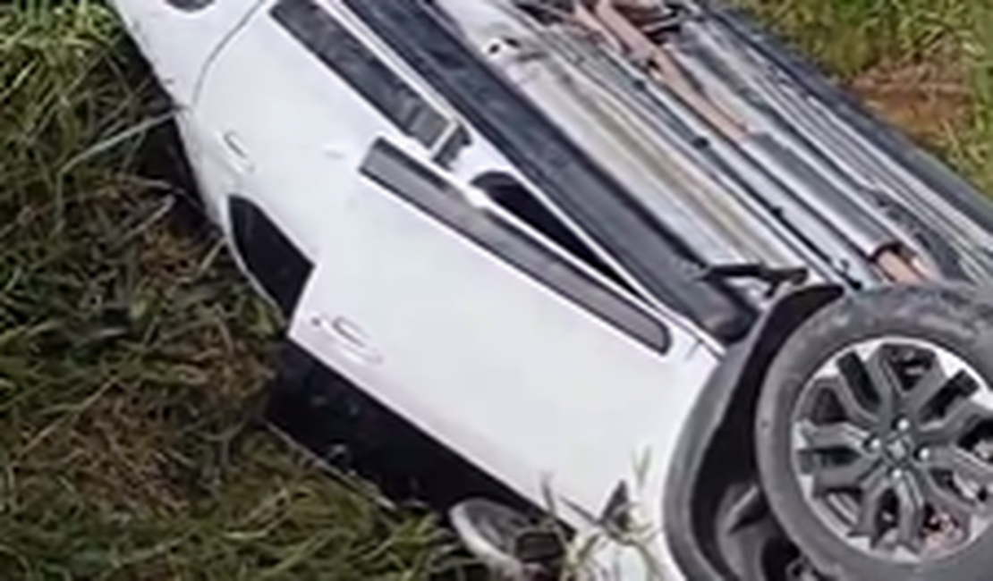 Carro capota  próximo ao Aeroporto Costa dos Corais, em Maragogi