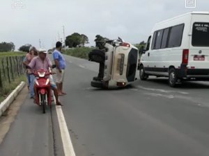 [Vídeo] Carro com empresário de Arapiraca sofre capotamento na AL-115