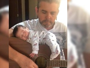Bebê dorme em cima de violão enquanto pai canta e viraliza nas redes sociais