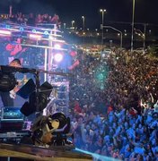 Nattan arrasta multidão em trio elétrico na festa dos 102 anos de Arapiraca