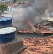 [Vídeo] Incêndio atinge duas casas e deixa morador ferido em Arapiraca