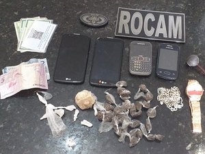 Jovem é presa e adolescente apreendido com drogas em São Miguel dos Campos