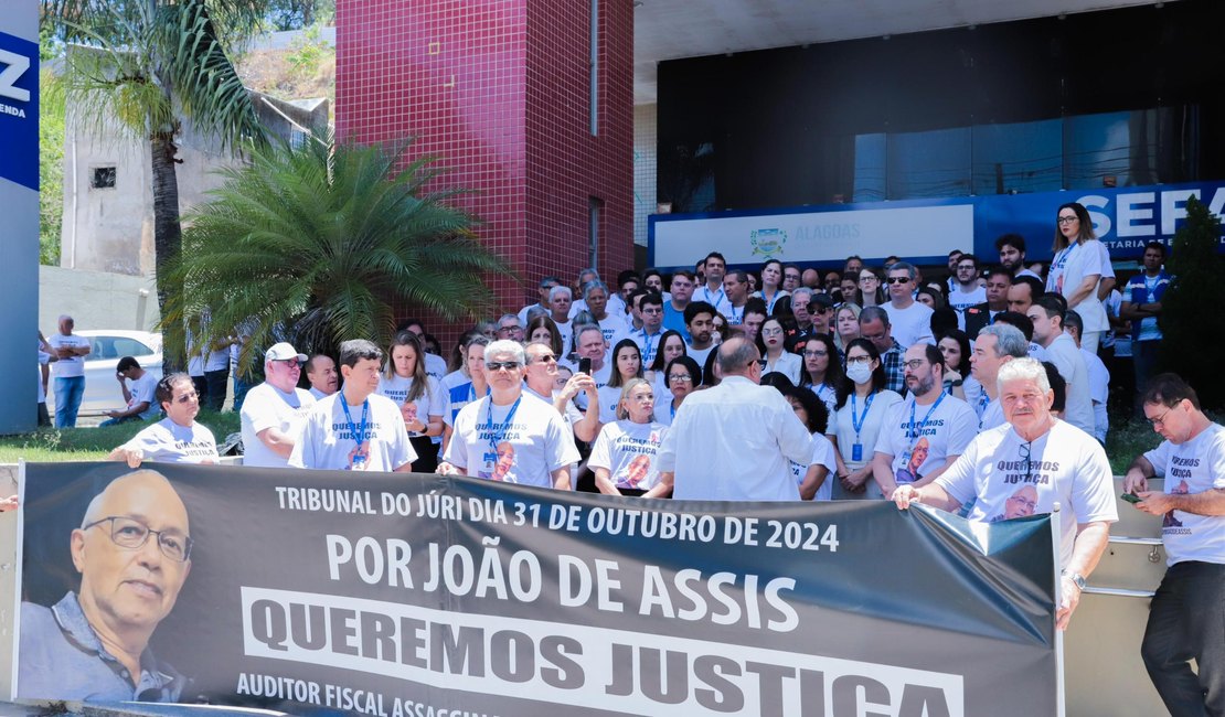 Servidores da Sefaz-AL pedem justiça por João de Assis em protesto em Maceió