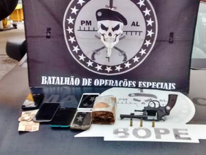 Com drogas e arma, dupla é presa na parte baixa de Maceió