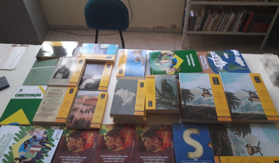 Rodrigo Cunha promove envio de livros para Alagoas