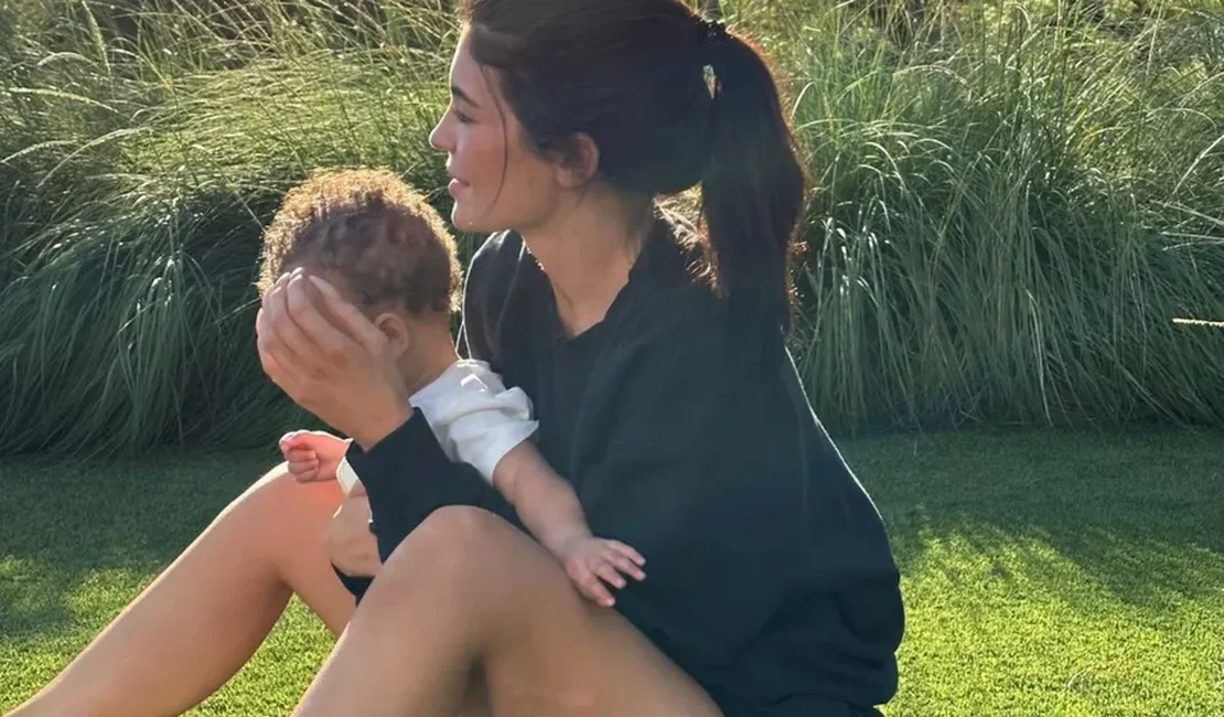 Kylie Jenner posta novos fotos com filho caçula