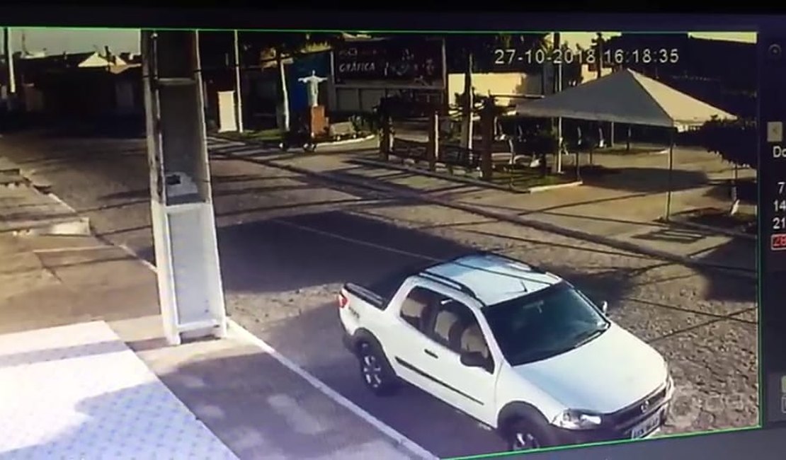 [Vídeo] Filho de advogado tem celular roubado em praça de Arapiraca