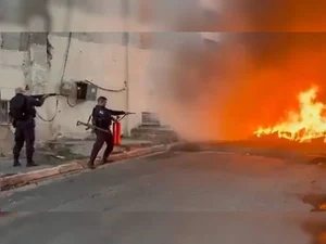 Morador grava confronto que fechou Avenida Brasil: 'Muito tiro'