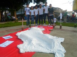 Estudantes do IFAL realizam ato em praças de Arapiraca