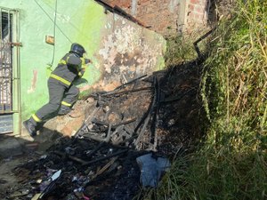 Fogo em terreno baldio assusta moradores da Grota do Cigano