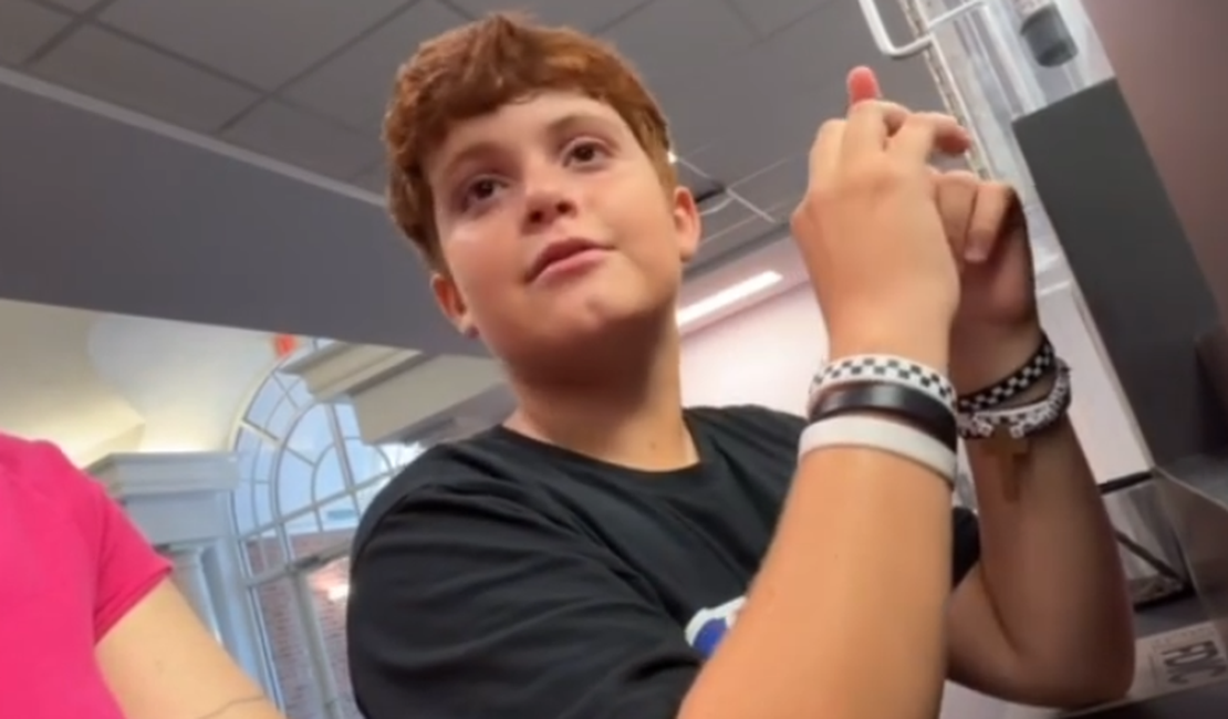 Filho de 11 anos ajuda mãe durante atendimento em inglês e viraliza