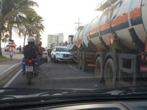 Veículo colide com carreta após pegar contramão na Praia da Avenida