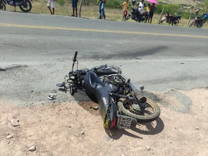 Motociclista morre após grave colisão com caminhão-pipa na zona rural de São José da Tapera