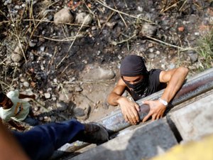 Com coquetéis molotov, venezuelanos cruzam fronteira com Colômbia