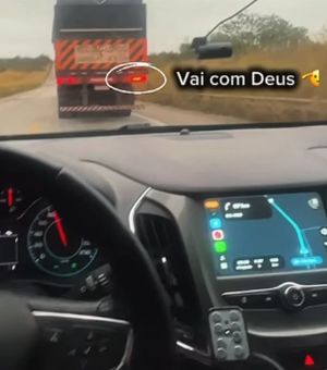 Vídeo de caminhão auxiliando ultrapassagem de carro encanta internautas