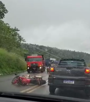 Colisão entre caminhão e moto deixa jovem ferido em Santa Luiza do Norte