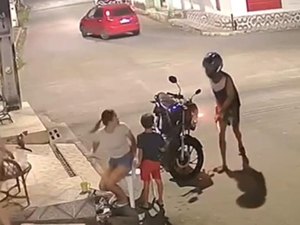 [Vídeo] Mulheres são assaltadas enquanto conversavam na porta de casa em Fernão Velho