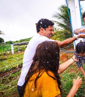 JHC visita poço artesiano em Arapiraca e destaca ações que levam dignidade à população rural
