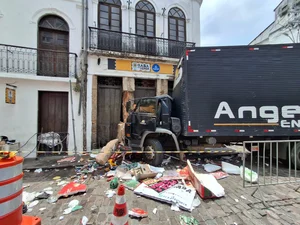 Caminhão desgovernado bate em prédio histórico no Pelourinho, em Salvador