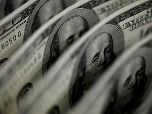 Dólar sobe 4% e fecha a R$ 4,80 em dia de tensão externa e interna