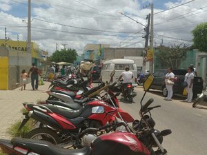 Clientes reclamam da falta de atendimento médico na Clínica de Trânsito de Arapiraca