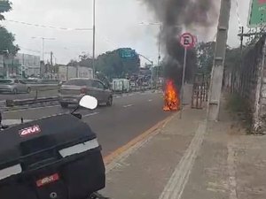 Moto pega fogo após acidente no Petrópolis