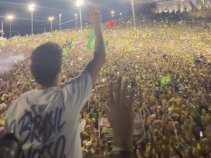 Multidão ora o Pai-Nosso durante ato de Flávio Bolsonaro em Salvador