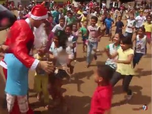 Escola recebe visita do Papai Noel em festa patrocinada pelo 3º BPM em parceria com os Correios