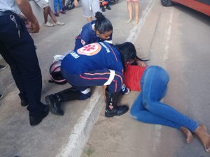Condutora perde controle de motocicleta após colidir em animal