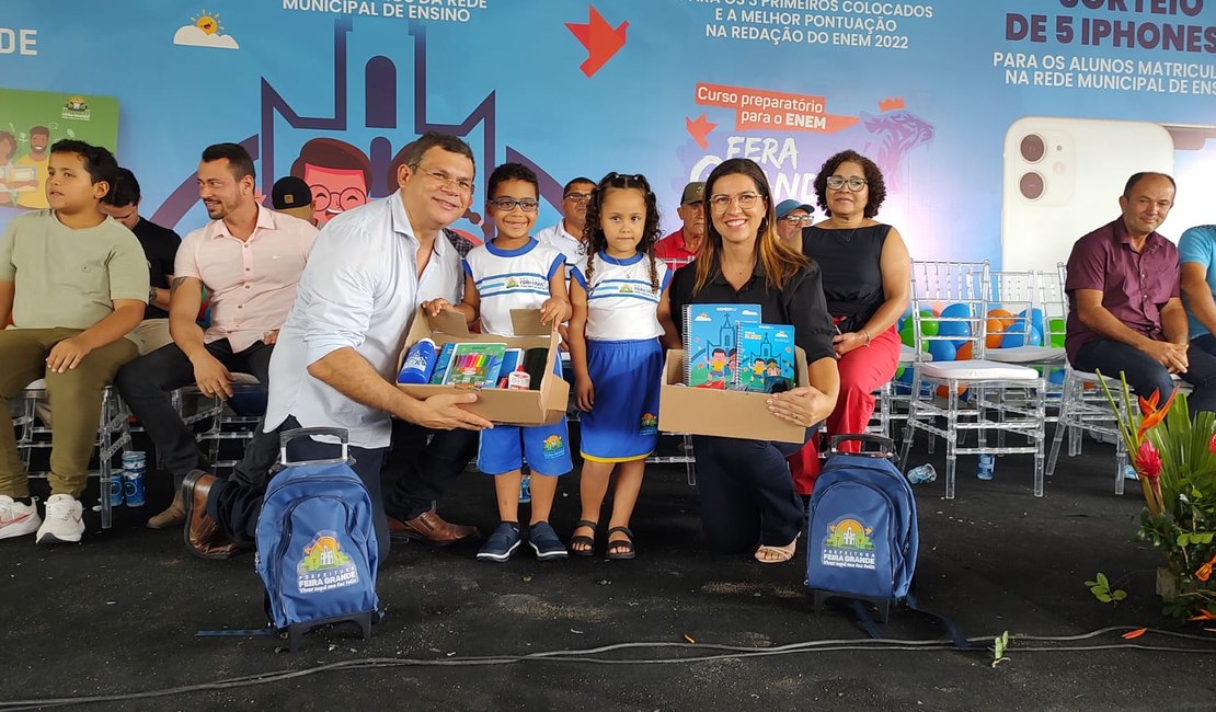 [VÍDEO] Em manhã de festa, prefeito de Feira Grande premia melhores alunos e lança cartão com bolsa mensal de 150 reais