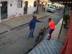 Homem rouba pertences de vítima, atira no meio da rua e assusta moradores no Clima Bom