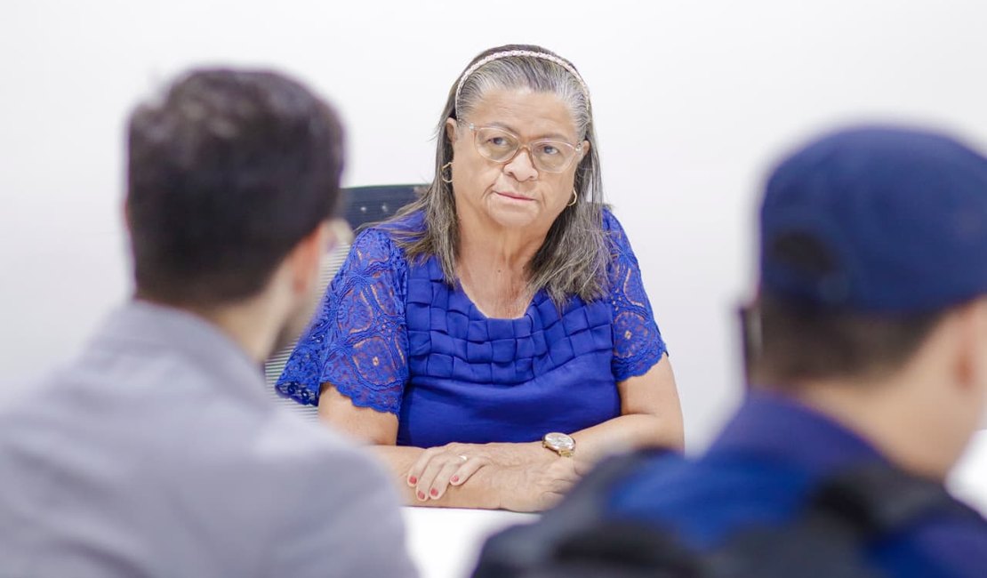 Prefeita Tia Júlia se reúne com delegado para discutir estratégias para mais segurança na cidade